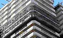 超高層ビルリニューアル用連続吊り足場